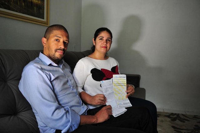 JOINVILLE,SC,BRASI,23-11-2017.Impacto de aumentos de tarifas e produtos no arçamento das famílias,casal Barbara Laustidio e Tomas Lima.(Foto:Salmo Duarte/A Notícia) JOINVILLE,SC,BRASI,23-11-2017.Impacto de aumentos de tarifas e produtos no arçamento das famílias,casal Barbara Laustidio e Tomas Lima.(Foto:Salmo Duarte/A Notícia)