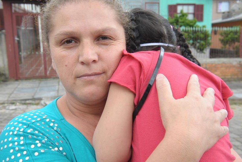  CAXIAS DO SUL, RS, BRASIL (07/12/2017)  Denise Vieira Goes relata as condições precárias que a filha Alice Fátima Goes de Almeida vive na escola infantil. (Roni Rigon/Pioneiro).