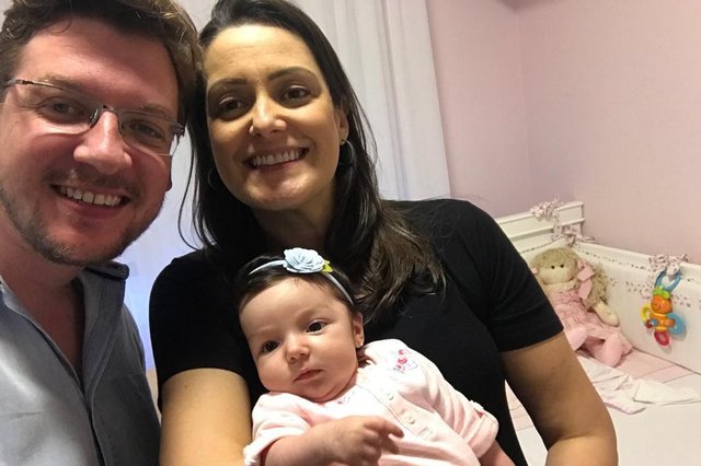 FamíliaDiogo Hinsching e Vanessa Lopes Hinsching registrando os dois mesinhos da filhota Carolina. FamíliaDiogo Hinsching e Vanessa Lopes Hinsching registrando os dois mesinhos da filhota Carolina.