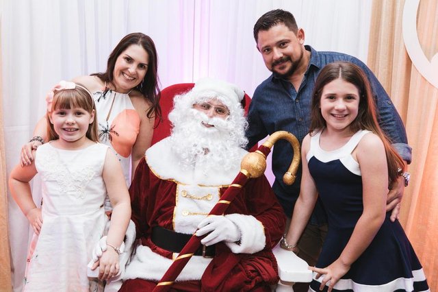 EncontroOs pais Dineo Eduardo Silverio e Fabiani Estevão com as filhas Natalia e Beatriz num daqueles encontros com o Papai Noel. Desta vez, foi no desfile da Catavento.Indexador: Max Schwoelk EncontroOs pais Dineo Eduardo Silverio e Fabiani Estevão com as filhas Natalia e Beatriz num daqueles encontros com o Papai Noel. Desta vez, foi no desfile da Catavento.Indexador: Max Schwoelk
