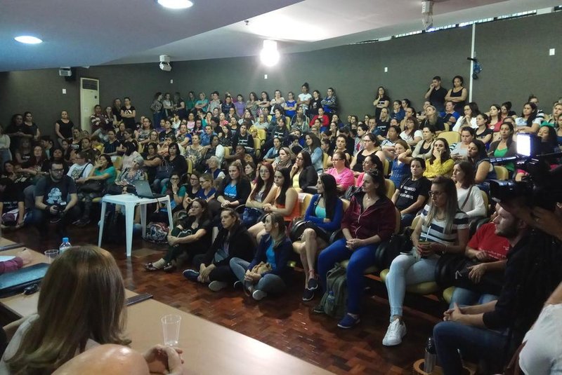 Educadoras infantis debatem sobre a continuidade da greve da categoria na Câmara de Caxias