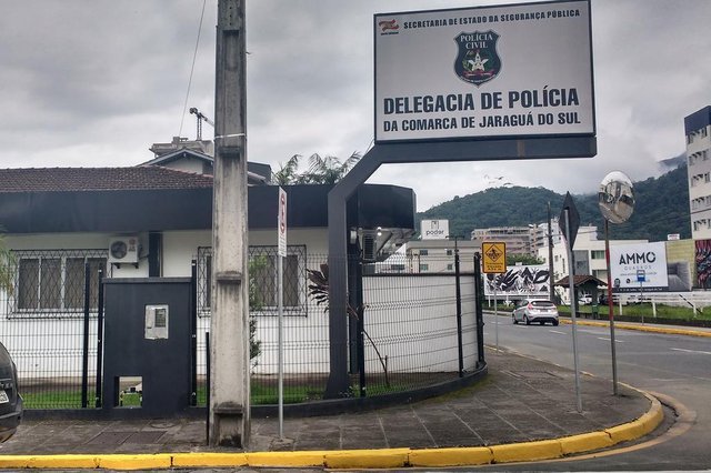 A Polícia Civil de Jaraguá do Sul cumpriu mandados de busca e apreensão, prisão e condução coercitiva. Um dos alvos um advogado criminalista, de 43 anos, que atua na cidade e região. A Polícia Civil de Jaraguá do Sul cumpriu mandados de busca e apreensão, prisão e condução coercitiva. Um dos alvos um advogado criminalista, de 43 anos, que atua na cidade e região.