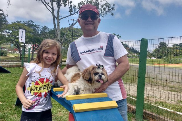 Parque para cachorros é inaugurado em Joinville, Odilon Santos com a filha, Ana Beatriz e a cachorrinha Cacau Parque para cachorros é inaugurado em Joinville, Odilon Santos com a filha, Ana Beatriz e a cachorrinha Cacau