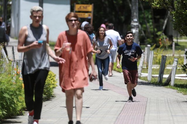 FLORIANOPOLIS, SC, BRASIL, 09/12/2017 - Primeiro dia de prova do Vestibular da UFSC 2018 - candidatos chegam para o primeiro dia da prova do vestibular da UFSCFoto: Bruno Ayala, acadêmico de Medicina da UFSC (camiseta azul, correndo) ajudou a candidata atrasada a chegar a tempo da prova no local certo.Local: FlorianópolisIndexador: Betina HumeresFonte: Diário Catarinense FLORIANOPOLIS, SC, BRASIL, 09/12/2017 - Primeiro dia de prova do Vestibular da UFSC 2018 - candidatos chegam para o primeiro dia da prova do vestibular da UFSCFoto: Bruno Ayala, acadêmico de Medicina da UFSC (camiseta azul, correndo) ajudou a candidata atrasada a chegar a tempo da prova no local certo.Local: FlorianópolisIndexador: Betina HumeresFonte: Diário Catarinense