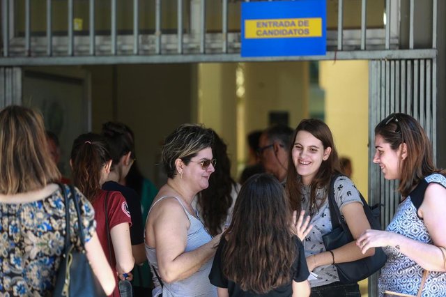 FLORIANOPOLIS, SC, BRASIL, 09/12/2017 - Primeiro dia de prova do Vestibular da UFSC 2018 - candidatos chegam para o primeiro dia da prova do vestibular da UFSCFoto: Shirley Merone (cabelo curto, óculos) com amigas acompanhando a filha Loren (camiseta cinza, sorrindo). Vieram de Minas GeraisLocal: FlorianópolisIndexador: Betina HumeresFonte: Diário Catarinense FLORIANOPOLIS, SC, BRASIL, 09/12/2017 - Primeiro dia de prova do Vestibular da UFSC 2018 - candidatos chegam para o primeiro dia da prova do vestibular da UFSCFoto: Shirley Merone (cabelo curto, óculos) com amigas acompanhando a filha Loren (camiseta cinza, sorrindo). Vieram de Minas GeraisLocal: FlorianópolisIndexador: Betina HumeresFonte: Diário Catarinense