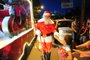  CAXIAS DO SUL, RS, BRASIL (09/12/2017). Caravana da Coca-Cola, com seus caminhões decorados com luzes natalinas e o Papai Noel, encantam crianças pelas ruas de Caxias do Sul. (Roni Rigon/Pioneiro).