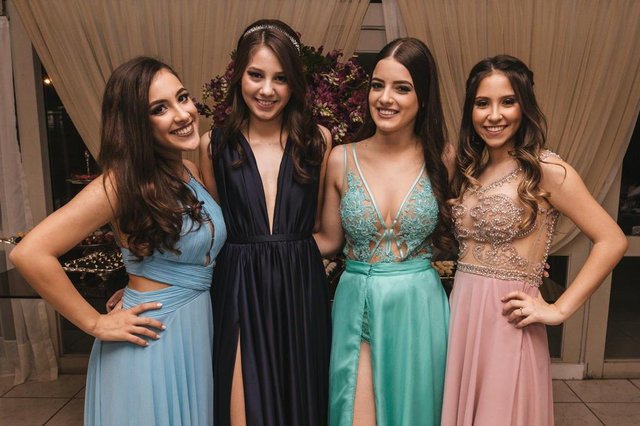 Joana Carvalho, Bruna Leticia Ramos, Laura Bittencourt e Victoria Pereira curtindo a formatura do Bom Jesus.Indexador: Max Schwoelk Joana Carvalho, Bruna Leticia Ramos, Laura Bittencourt e Victoria Pereira curtindo a formatura do Bom Jesus.Indexador: Max Schwoelk