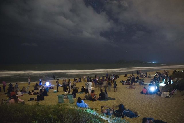  Pessoas aguardam chuva de meteoros na Praia do Campeche, em Florianópolis. Ápice do fenômeno aconteceu na madrugada dessa quinta-feira, 14/12. (FOTO: FELIPE CARNEIRO/DIÁRIO CATARINENSE - FLORIANÓPOLIS, SANTA CATARINA, BRASIL - 14/12/2017)