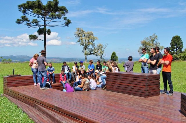 Um projeto pioneiro de Santa Catarina está levando estudantes para estudar história nas vinícolas. Uma ideia que surgiu do professor da EEB Padre Antônio Vieira, de Anita Garilbaldi e historiador Gil Karlos Ferri, chamado História e Vitivinicultura. Estudantes do ensino fundamental estão conhecendo na prática, em saídas de campo, como funciona a produção de vinho e a história da região onde o empreendimento foi escolhido. Economia e turismo também são assuntos tratados nessa aula. Depois de cada visita os estudantes produzem um relatório do que aprenderam com a atividade. Um projeto pioneiro de Santa Catarina está levando estudantes para estudar história nas vinícolas. Uma ideia que surgiu do professor da EEB Padre Antônio Vieira, de Anita Garilbaldi e historiador Gil Karlos Ferri, chamado História e Vitivinicultura. Estudantes do ensino fundamental estão conhecendo na prática, em saídas de campo, como funciona a produção de vinho e a história da região onde o empreendimento foi escolhido. Economia e turismo também são assuntos tratados nessa aula. Depois de cada visita os estudantes produzem um relatório do que aprenderam com a atividade.