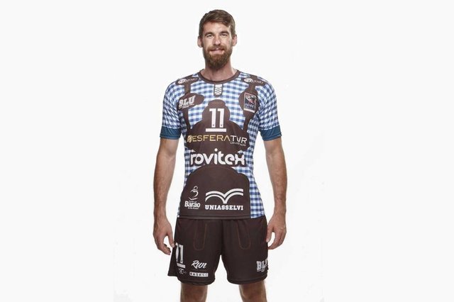Vôlei de Blumenau lança uniforme que imita o traje típico alemãio Vôlei de Blumenau lança uniforme que imita o traje típico alemãio