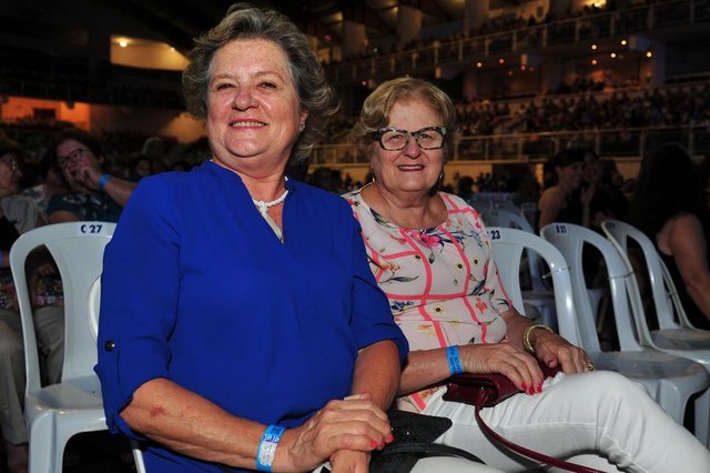 JOINVILLE,SC,BRASIL,14-12-2017.Social durante o show de Roberto Carlos.E/D.Carmem Tomelin e Maria Elisabethe Righetto.(Foto:Salmo Duarte/A Notícia) JOINVILLE,SC,BRASIL,14-12-2017.Social durante o show de Roberto Carlos.E/D.Carmem Tomelin e Maria Elisabethe Righetto.(Foto:Salmo Duarte/A Notícia)