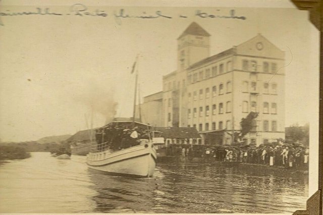 Foto antiga do Porto de Joinville, num tempo em que o rio Cachoeira tinha navegabilidade. Foto antiga do Porto de Joinville, num tempo em que o rio Cachoeira tinha navegabilidade.