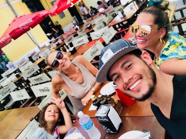 Coluna Cacau 16/12/2017.Depois de Bangkok, onde se deliciou no meio do ano, Meggy Casagrande leva ao Mercado Público, o brusquense Valdo, jogador de futebol mais famoso da Tailândia, curtindo férias na Ilha com a mulher Eliana e a filha Belinha.CRÉDITOPaulo Ramos/Divulgação Coluna Cacau 16/12/2017.Depois de Bangkok, onde se deliciou no meio do ano, Meggy Casagrande leva ao Mercado Público, o brusquense Valdo, jogador de futebol mais famoso da Tailândia, curtindo férias na Ilha com a mulher Eliana e a filha Belinha.CRÉDITOPaulo Ramos/Divulgação