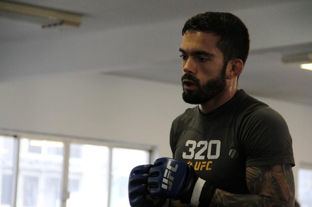 Lutador de MMA Peter Montibeller Lutador de MMA Peter Montibeller