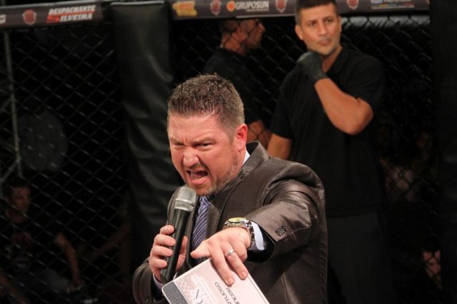 Announcer de MMA catarinense Junior Furtuoso em ação Announcer de MMA catarinense Junior Furtuoso em ação