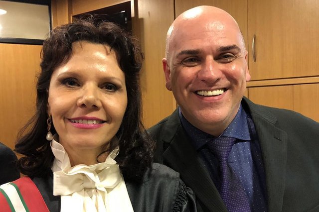 A nova presidente do Tribunal Regional do Trabalho de Santa Catarina, a desembargadora Mari Eleda Migliorini, recebeu, entre os inúmeros convidados, o amigo de longa data Carlos Roberto Köhler, na posse em Florianópolis. A nova presidente do Tribunal Regional do Trabalho de Santa Catarina, a desembargadora Mari Eleda Migliorini, recebeu, entre os inúmeros convidados, o amigo de longa data Carlos Roberto Köhler, na posse em Florianópolis.