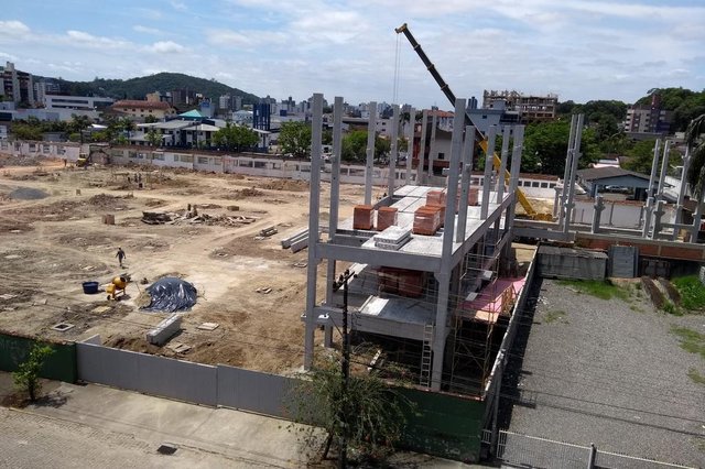  Obras da construção do novo Hipermercado Condor, no bairro América, em Joinville.