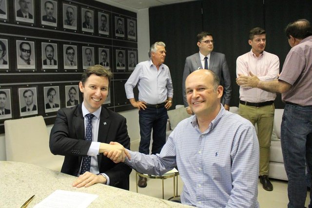 Ademar José de Oliveira Paes Junior, presidente da ACM, e Daniel dos Santos Leipnitz, presidente da Acate, firmam parceria para melhorar a saúde usando tecnologia. Ademar José de Oliveira Paes Junior, presidente da ACM, e Daniel dos Santos Leipnitz, presidente da Acate, firmam parceria para melhorar a saúde usando tecnologia.