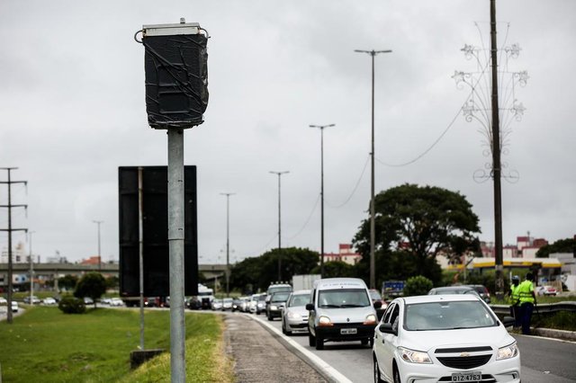 FLORIANOPOLIS, SC, BRASIL, 19.12.2017: Radares e placas de limites de velocidade estao tampadas por sacos em todas as rodovias federais do Pais. (Foto: Diorgenes Pandini/Diario Catarinense)Indexador: Diorgenes Pandini FLORIANOPOLIS, SC, BRASIL, 19.12.2017: Radares e placas de limites de velocidade estao tampadas por sacos em todas as rodovias federais do Pais. (Foto: Diorgenes Pandini/Diario Catarinense)Indexador: Diorgenes Pandini
