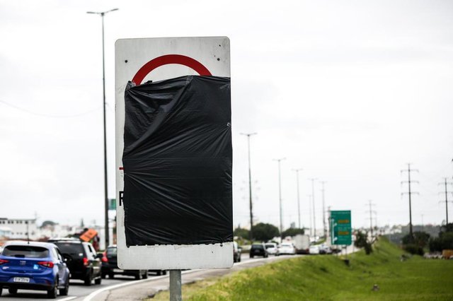 FLORIANOPOLIS, SC, BRASIL, 19.12.2017: Radares e placas de limites de velocidade estao tampadas por sacos em todas as rodovias federais do Pais. (Foto: Diorgenes Pandini/Diario Catarinense)Indexador: Diorgenes Pandini FLORIANOPOLIS, SC, BRASIL, 19.12.2017: Radares e placas de limites de velocidade estao tampadas por sacos em todas as rodovias federais do Pais. (Foto: Diorgenes Pandini/Diario Catarinense)Indexador: Diorgenes Pandini