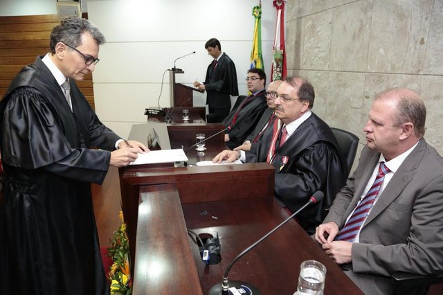 O juiz Alexandre Luiz Ramos assumiu ontem o cargo de desembargador do Tribunal Regional do Trabalho de Santa Catarina. Com 23 anos de magistratura, foi promovido por merecimento, concorrendo com outros dois juízes. Ontem, o TRT-SC elegeu os advogados Fabricio Mendes dos Santos, Wanderley Godou nior e João Vicente Ribeiro dos Santos para integrarem lista tríplice visando a nomeação do novo desembargador que ocupará a vaga de Jorge Volpato. O juiz Alexandre Luiz Ramos assumiu ontem o cargo de desembargador do Tribunal Regional do Trabalho de Santa Catarina. Com 23 anos de magistratura, foi promovido por merecimento, concorrendo com outros dois juízes. Ontem, o TRT-SC elegeu os advogados Fabricio Mendes dos Santos, Wanderley Godou nior e João Vicente Ribeiro dos Santos para integrarem lista tríplice visando a nomeação do novo desembargador que ocupará a vaga de Jorge Volpato.