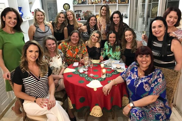 Foi na casa da Claudia Senna Capela o último lanche do ano das Descendentes, com direito a Amiga invisível. Agora só em Janeiro.CRÉDITOMariana Campos/Divulgação Foi na casa da Claudia Senna Capela o último lanche do ano das Descendentes, com direito a Amiga invisível. Agora só em Janeiro.CRÉDITOMariana Campos/Divulgação