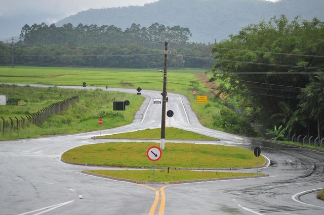 GARUVA,SC,BRASIL,18-12-2017.Falta de sinalização do contorno viário de Garuva.(Foto:Salmo Duarte/A Notícia) GARUVA,SC,BRASIL,18-12-2017.Falta de sinalização do contorno viário de Garuva.(Foto:Salmo Duarte/A Notícia)