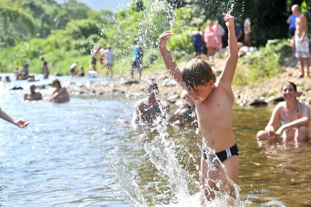JOINVILLE, SC, BRASIL, 26-12-2013: Temperatura pode chegar a 39º nesta sexta. Joinvilenses aproveitam o forte calor para se refrescarem no Piraí.( FOTO MAIARA BERSCH / AGÊNCIA RBS / GERAL) JOINVILLE, SC, BRASIL, 26-12-2013: Temperatura pode chegar a 39º nesta sexta. Joinvilenses aproveitam o forte calor para se refrescarem no Piraí.( FOTO MAIARA BERSCH / AGÊNCIA RBS / GERAL)