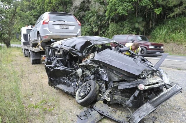 Acidente com três carros na SC-421 entre Blumenau e Pomerode deixa um ferido Acidente com três carros na SC-421 entre Blumenau e Pomerode deixa um ferido