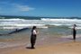 baleia encalha em praia de Paulo Lopes