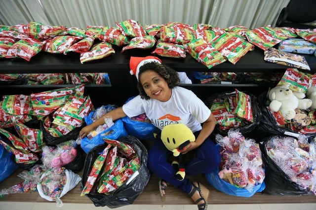 PORTO ALEGRE, RS, BRASIL - 2017.12.14 - Angela Ribeiro da Silva com os brinquedos e doações que ganhou graças a uma matéria que saiu no DG. (Foto: ANDRÉ ÁVILA/ Agência RBS) PORTO ALEGRE, RS, BRASIL - 2017.12.14 - Angela Ribeiro da Silva com os brinquedos e doações que ganhou graças a uma matéria que saiu no DG. (Foto: ANDRÉ ÁVILA/ Agência RBS)