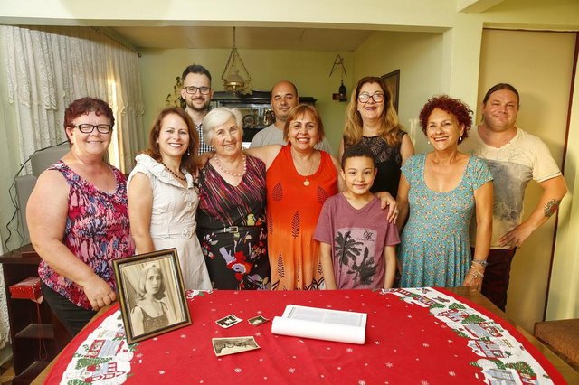 ALVORADA, RS, BRASIL, 15/12/2017 - Dona Wanda está realizando o sonho de publicar um livro graças a ajuda de um grupo de amigos. Neide Colombo (E), Carla Freitas, Matheus Pfluck, Wanda, Lúcio Antonio Brando da Cruz, Mary Ingrid Longoni, Cerlene Voges, Andrios Gomes da Cruz, Gleci Maia Rodrigues e Humberto Ayres (D)(Foto: André Feltes / Especial) ALVORADA, RS, BRASIL, 15/12/2017 - Dona Wanda está realizando o sonho de publicar um livro graças a ajuda de um grupo de amigos. Neide Colombo (E), Carla Freitas, Matheus Pfluck, Wanda, Lúcio Antonio Brando da Cruz, Mary Ingrid Longoni, Cerlene Voges, Andrios Gomes da Cruz, Gleci Maia Rodrigues e Humberto Ayres (D)(Foto: André Feltes / Especial)