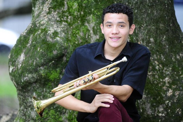 PORTO ALEGRE, RS, BRASIL, 20-12-25017. Estudante de música Renato Oliveira, que teve sua história contada no DG ao longo do ano e conseguiu levantar a grana que precisava para estudar na Bélgica. Ele toca trompete e ganhou uma bolsa de estudos mas precisava arcar com os custos da viagem. Conseguiu. Embarca em janeiro. (RONALDO BERNARDI/AGÊNCIA RBS) PORTO ALEGRE, RS, BRASIL, 20-12-25017. Estudante de música Renato Oliveira, que teve sua história contada no DG ao longo do ano e conseguiu levantar a grana que precisava para estudar na Bélgica. Ele toca trompete e ganhou uma bolsa de estudos mas precisava arcar com os custos da viagem. Conseguiu. Embarca em janeiro. (RONALDO BERNARDI/AGÊNCIA RBS)