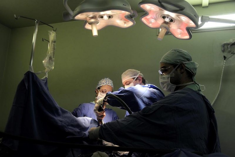  CAXIAS DO SUL, RS, BRASIL  (26/06/2013) Cirurgia no Hospital Pompéia. Na foto, imagens, médicos realizam cirurgia no Hospital Pompéia. Centenário do Hospital Pompéia. (Roni Rigon/Pioneiro)