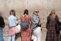 O Muro das Lamentações está localizado na área ocidental de Jerusalém e é o recanto mais sagrado do judaísmo .A tradição de introduzir um pequeno papel com pedidos entre as fendas do muro tem vários séculos.Lucia CogoDe Porto Alegre, em fevereiro de 2017