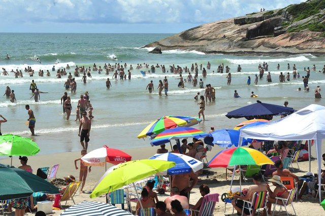 SÃO FRANCISCO DO SUL,28-12-2017.Esperança é não façtar água durante a temporada de verão nas prais de São Francisco do Sul.Prainha(Foto:Salmo Duarte/A Notícia) SÃO FRANCISCO DO SUL,28-12-2017.Esperança é não façtar água durante a temporada de verão nas prais de São Francisco do Sul.Prainha(Foto:Salmo Duarte/A Notícia)