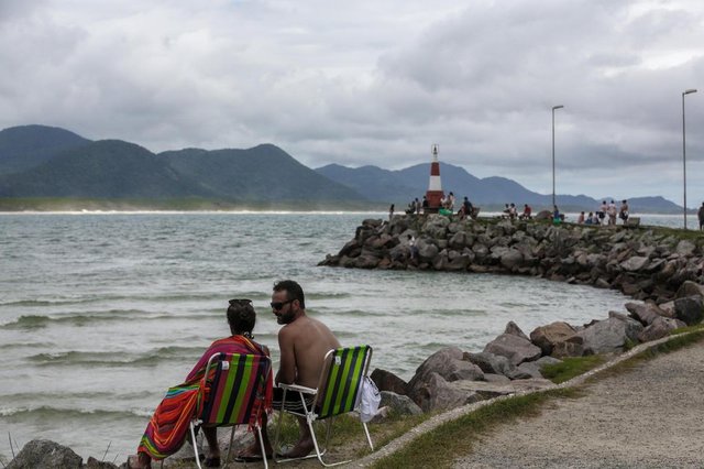 FLORIANÓPOLIS, SC, BRASIL - 01/01/2018Ambiental de praia na Barra da Lagoa. Na foto, os turistas Claudio Marques, 37, e Julia Luz, 32 FLORIANÓPOLIS, SC, BRASIL - 01/01/2018Ambiental de praia na Barra da Lagoa. Na foto, os turistas Claudio Marques, 37, e Julia Luz, 32