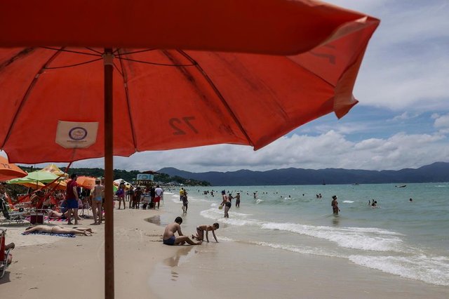 FLORIANOPOLIS, SC, BRASIL, 01/01/2018 - Movimento intenso nas praias do norte da Ilha no primeiro dia do ano - Turistas ja lotavam a praia de Jurere Internacional no inicio da tarde e o movimento para chegar ate la estava bastante intenso na SC 401Local: FlorianópolisIndexador: Betina HumeresFonte: Diário Catarinense FLORIANOPOLIS, SC, BRASIL, 01/01/2018 - Movimento intenso nas praias do norte da Ilha no primeiro dia do ano - Turistas ja lotavam a praia de Jurere Internacional no inicio da tarde e o movimento para chegar ate la estava bastante intenso na SC 401Local: FlorianópolisIndexador: Betina HumeresFonte: Diário Catarinense
