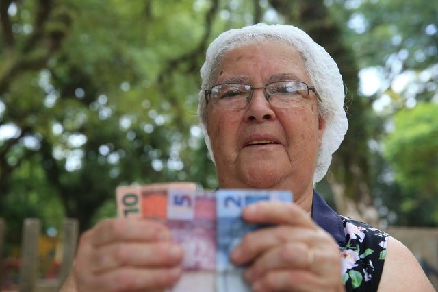  PORTO ALEGRE, RS, BRASIL - 2018.01.01 - Reportagem do Diário Gaúcho pergunta às pessoas o que podem fazer com o aumento de R$17 do salário mínimo. Na foto: Ivanilda de Campos, 73 anos (Foto: ANDRÉ ÁVILA/ Agência RBS)