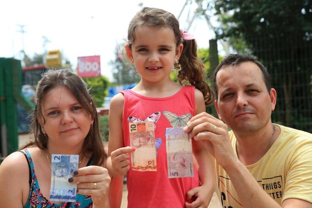  PORTO ALEGRE, RS, BRASIL - 2018.01.01 - Reportagem do Diário Gaúcho pergunta às pessoas o que podem fazer com o aumento de R$17 do salário mínimo. Na foto: Luciana Rushel de Alcântara e Vitor Holz de Alcântara e a filha Anita (Foto: ANDRÉ ÁVILA/ Agência RBS)
