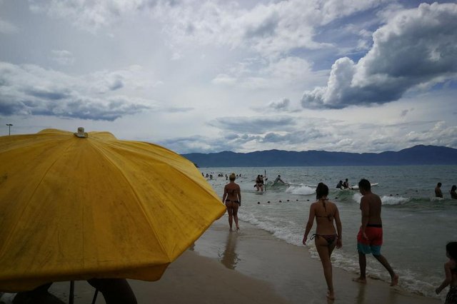 Praia e risco de temporal no litoral de SC. Praia lotada nesta terça-feira em Jurerê Internacional Praia e risco de temporal no litoral de SC. Praia lotada nesta terça-feira em Jurerê Internacional
