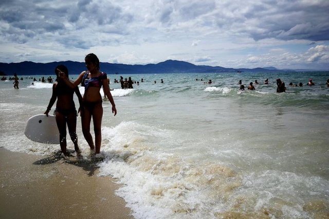 Praia e risco de temporal no litoral de SC. Praia lotada nesta terça-feira em Jurerê Internacional Praia e risco de temporal no litoral de SC. Praia lotada nesta terça-feira em Jurerê Internacional