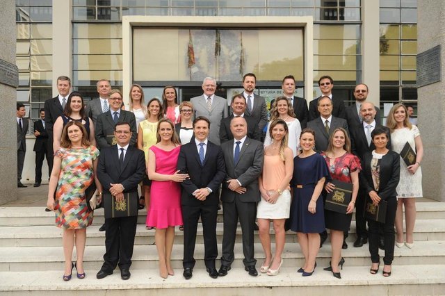 CAXIAS DO SUL, RS, BRASIL, 01/01/2017. Tomou posse neste domingo o prefeito de Caxias do Sul, Daniel Guerra (PRB). A cerimônia foi realizada na Câmara de Vereadores, em sessão que também empossou o vice-prefeito, Ricardo Fabres de Abreu (PRB), e os 23 vereadores eleitos para a legislatura 2017-2020. O plenário ficou lotado para acompanhar a solenidade. Na sequência, houve a passagem do comando da cidade pelo ex-prefeito Alceu Barbosa Velho (PDT) para Guerra na Prefeitura. Na foto, o prefeito Daniel Guerra, o vice Ricardo Fabres de Abreu, e seu secretariado. (Diogo Sallaberry/Agência RBS) CAXIAS DO SUL, RS, BRASIL, 01/01/2017. Tomou posse neste domingo o prefeito de Caxias do Sul, Daniel Guerra (PRB). A cerimônia foi realizada na Câmara de Vereadores, em sessão que também empossou o vice-prefeito, Ricardo Fabres de Abreu (PRB), e os 23 vereadores eleitos para a legislatura 2017-2020. O plenário ficou lotado para acompanhar a solenidade. Na sequência, houve a passagem do comando da cidade pelo ex-prefeito Alceu Barbosa Velho (PDT) para Guerra na Prefeitura. Na foto, o prefeito Daniel Guerra, o vice Ricardo Fabres de Abreu, e seu secretariado. (Diogo Sallaberry/Agência RBS)