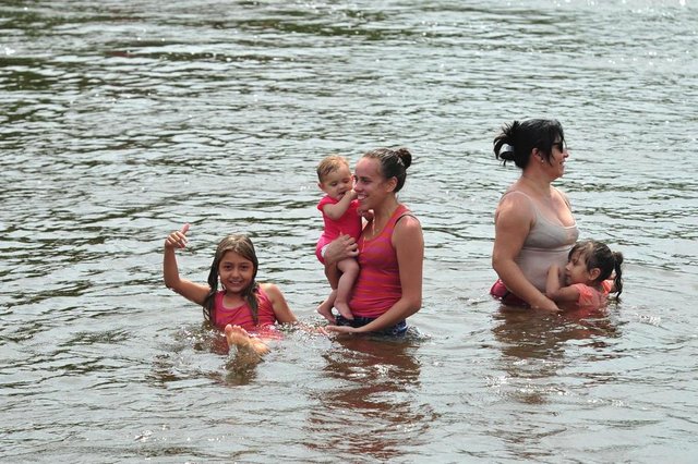 JOINVILLE,SC,BRASIL,02-01-2018.Calor leva joinvilenses para se refrescar no rio da Ponte Baixa que fica localizado na Estrada Saí.Amanda Anacleto e família.(Foto:Salmo Duarte/A Notícia) JOINVILLE,SC,BRASIL,02-01-2018.Calor leva joinvilenses para se refrescar no rio da Ponte Baixa que fica localizado na Estrada Saí.Amanda Anacleto e família.(Foto:Salmo Duarte/A Notícia)