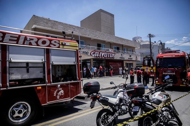 FLORIANOPOLIS, SC, BRASIL, 03.01.2018: Incêndio na rua das Gaivotas nos ingleses com uma vitima fatal. (Foto: Diorgenes Pandini/Diario Catarinense)Indexador: Diorgenes Pandini FLORIANOPOLIS, SC, BRASIL, 03.01.2018: Incêndio na rua das Gaivotas nos ingleses com uma vitima fatal. (Foto: Diorgenes Pandini/Diario Catarinense)Indexador: Diorgenes Pandini
