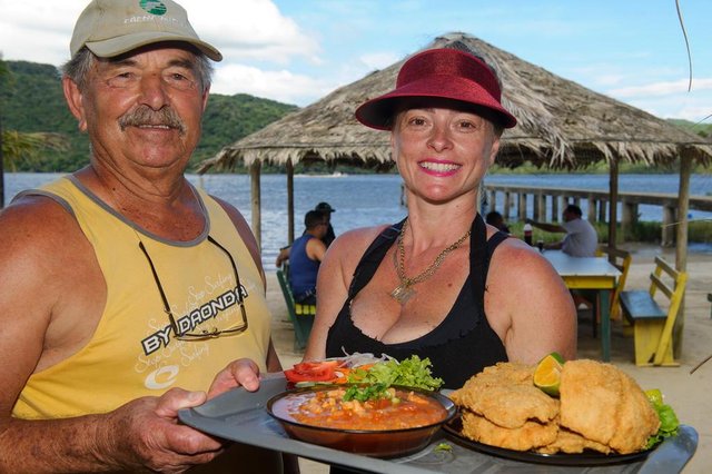 A praia da Vigorelli em Joinville está entre os locais próprios para banho. Monica Magalhães e o pai Edegar Monteiro de Magalhães A praia da Vigorelli em Joinville está entre os locais próprios para banho. Monica Magalhães e o pai Edegar Monteiro de Magalhães
