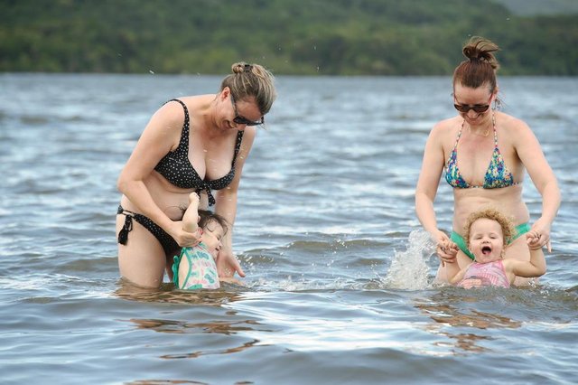 A praia da Vigorelli em Joinville está entre os locais próprios para banho. As primas Lisa Gilli, menina loirinha, com Anelize Gilli (direita), e Graziela Gilli com a filha Iasmin A praia da Vigorelli em Joinville está entre os locais próprios para banho. As primas Lisa Gilli, menina loirinha, com Anelize Gilli (direita), e Graziela Gilli com a filha Iasmin