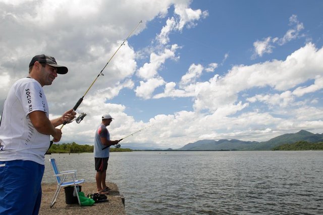 A praia da Vigorelli em Joinville está entre os locais próprios para banho. Charles Pavesi (esquerda camisa branca) Roberto Xavier (camisa cinza ao fundo) A praia da Vigorelli em Joinville está entre os locais próprios para banho. Charles Pavesi (esquerda camisa branca) Roberto Xavier (camisa cinza ao fundo)