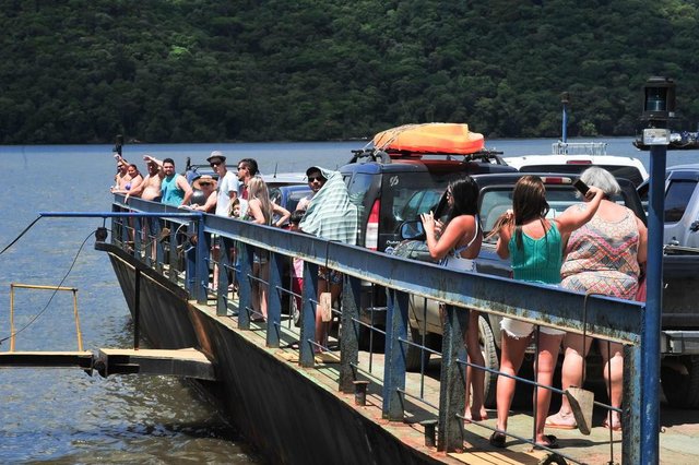 A praia da Vigorelli em Joinville está entre os locais próprios para banho. Atravessia da balsa A praia da Vigorelli em Joinville está entre os locais próprios para banho. Atravessia da balsa