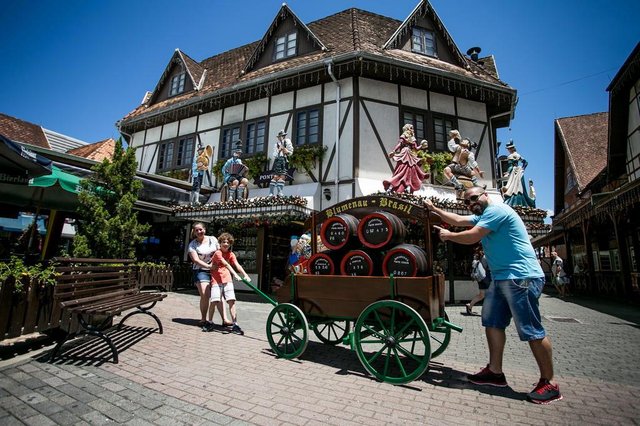 Últimos ajustes para o início da Sommerfest 2018 em Blumenau - CASE MARIO JARDIM, ALESSANDRA PRADO Últimos ajustes para o início da Sommerfest 2018 em Blumenau - CASE MARIO JARDIM, ALESSANDRA PRADO